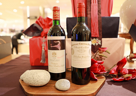 롯데백화점이 희귀 올드 빈티지 와인을 선보인다. <롯데쇼핑 제공>